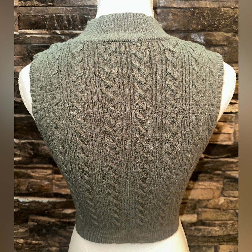 Cable Knit Sleeveless Sweater Crop Top 🧶 - Picture 2 of 4